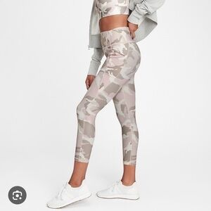GapFit High Rise Print Pocket 7/8 Leggings in Sculpt Revolution